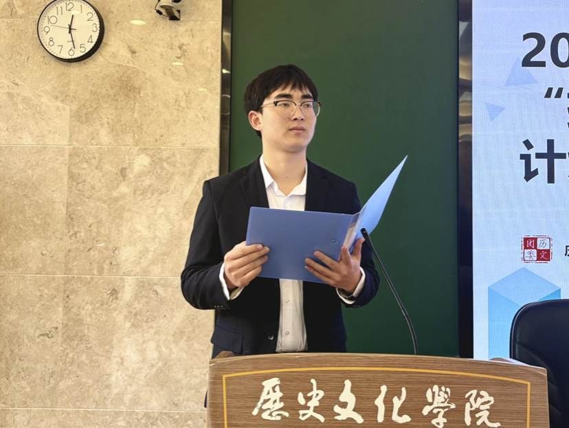 图三 主持人主持现场