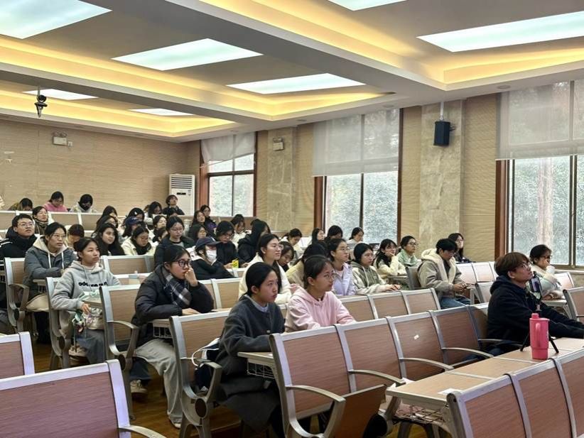 同学们认真听讲